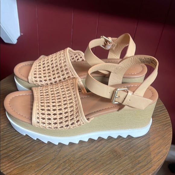Universal Thread Tan and White Wedge Sandals - Picture 5 of 9